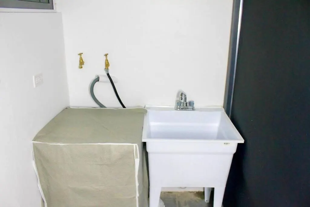 Minimalist Studio Near Devon House Kingston Apartment
